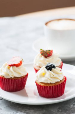 Bir tabakta çilek ile üç lezzetli cupcakes