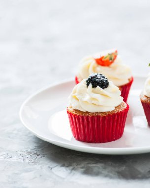 Bir tabakta çilek ile üç lezzetli cupcakes