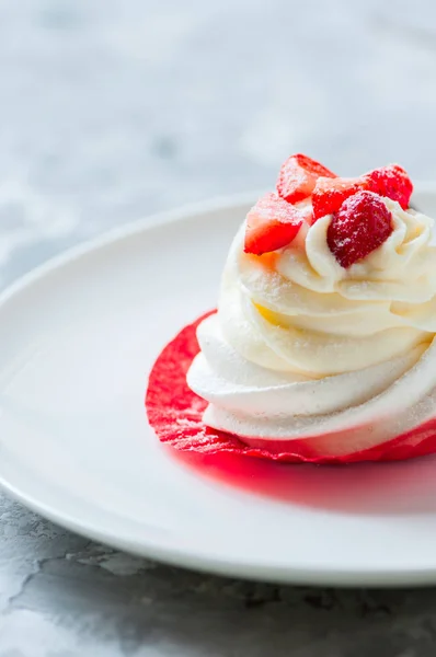 Postre Pavlove en un plato blanco. De cerca. . —  Fotos de Stock