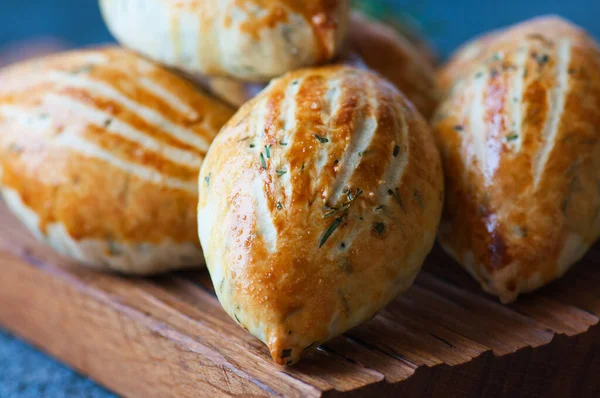 Mini Mano Turca Torte Acma Con Formaggio Erbe Aromatiche Vicino — Foto Stock