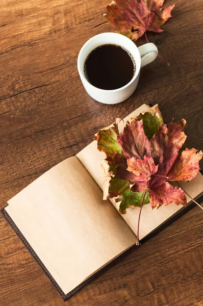 Limpar Livro Página Xícara Café Folhas Outono Fundo Madeira Vista — Fotografia de Stock