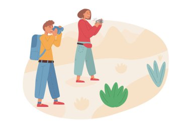 Bir çift turist yürüyüş yapıyor. Bir yürüyüş konsepti. Dürbünle izleyen bir çocuk ve kamerayla fotoğraf çeken bir kız..