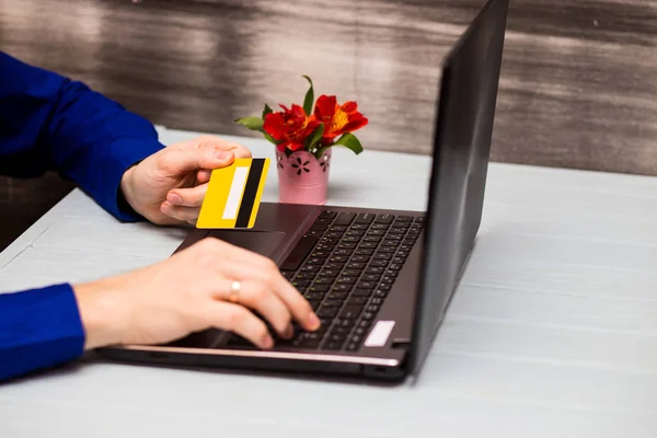 Мужчина Держит Кредитную Карту Руке Вводит Код Безопасности Помощью Клавиатуры — стоковое фото