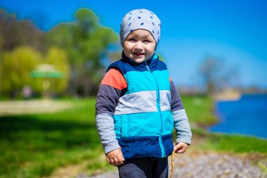 Sevimli küçük çocuk oyun parkı su