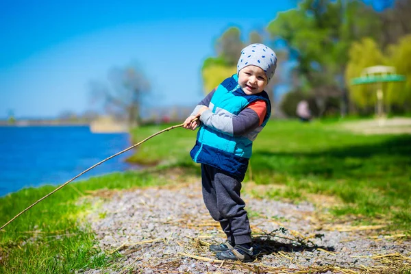 Αξιολάτρευτο Μικρό Αγόρι Που Παίζουν Στο Πάρκο Κοντά Στο Νερό — Φωτογραφία Αρχείου