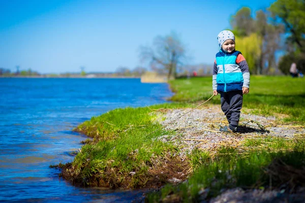 Αξιολάτρευτο Μικρό Αγόρι Που Παίζουν Στο Πάρκο Κοντά Στο Νερό — Φωτογραφία Αρχείου