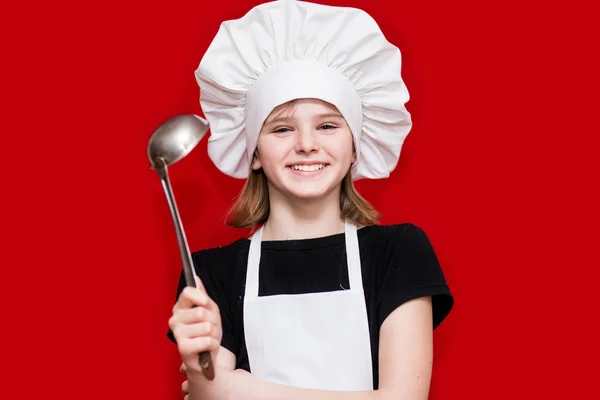 Menina Feliz Uniforme Chef Mantém Colher Isolada Vermelho Chefe Cozinha — Fotografia de Stock