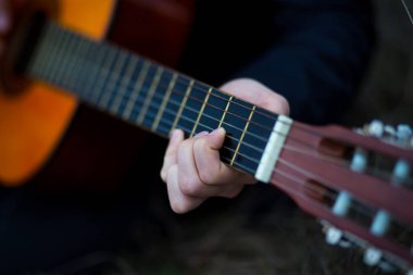 Siyah elbiseli şık man oyun gitar Park