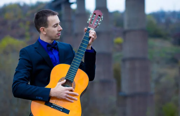 Hombre Con Estilo Traje Negro Tocar Guitarra Parque — Foto de Stock