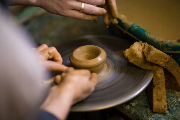 Création Pot Vase Argile Close Maître Crock Les Mains Homme — Photo