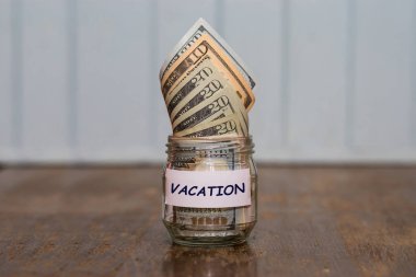 Tatil bütçesi kavramı. Tatil para tasarruf cam