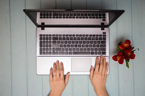 Mujer Negocios Usando Computadora Mesa Escritorio Moderna Oficina Blanca Con — Foto de Stock