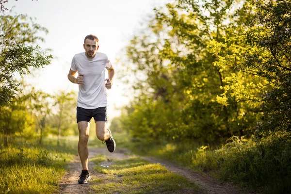  Doğada koşan atletik genç adam. Sağlıklı yaşam tarzı