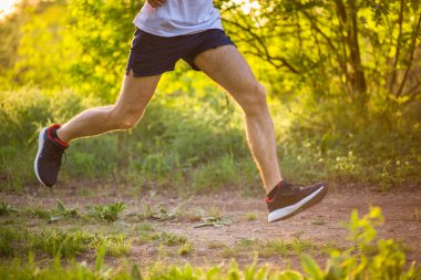 Doğada koşan atletik genç adam. Sağlıklı yaşam tarzı