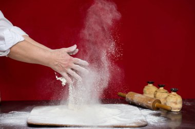 Ekmek pişirme Baker. Kadın un kesme tahtası üzerinde tokat attı. Kadın yapımı ekmek