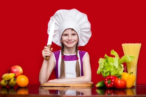 Niña Feliz Uniforme Chef Corta Fruta Cocina Chef Niños Concepto — Foto de Stock