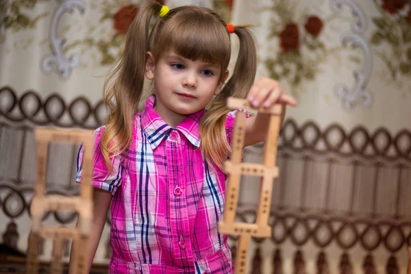 Девочка Играет Деревянными Блоками Ребенок Осматривает Деревянные Дома Детские Развлечения — стоковое фото