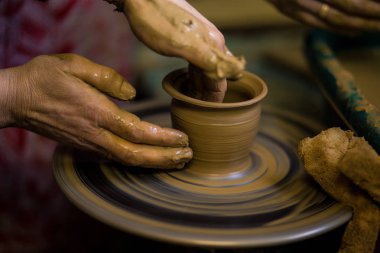 Kil pot closeup sculpts. Modelleme kil yakın çekim. Beyaz adam gemi gündüz Beyaz kil hızlı hareketli çemberde yapma. Sanat, yaratıcılık. Ukrayna, kültürel gelenekleri. Hobiler