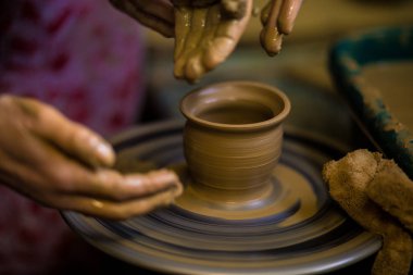 Kil pot closeup sculpts. Modelleme kil yakın çekim. Beyaz adam gemi gündüz Beyaz kil hızlı hareketli çemberde yapma. Sanat, yaratıcılık. Ukrayna, kültürel gelenekleri. Hobiler