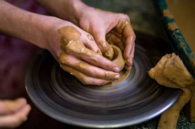 Kil pot closeup sculpts. Modelleme kil yakın çekim. Beyaz adam gemi gündüz Beyaz kil hızlı hareketli çemberde yapma. Sanat, yaratıcılık. Ukrayna, kültürel gelenekleri. Hobiler