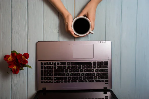 Mujer Negocios Joven Que Trabaja Ordenador Portátil Mientras Está Sentado — Foto de Stock