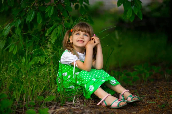 Little Girl Sitting Green Grass Garder Sunny Summer Day — Stock Photo, Image