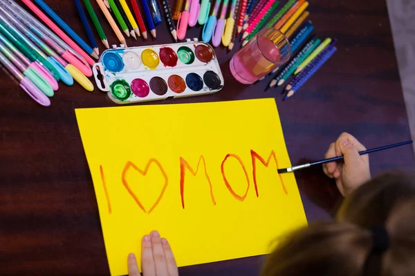Χαριτωμένο Κορίτσι Μικρό Παιδί Γράφει Κείμενο Λατρεύω Μαμά Μαρκαδόρο Έννοια — Φωτογραφία Αρχείου