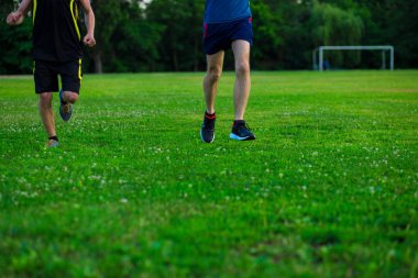 Doğada koşan atletik genç adam. Sağlıklı yaşam tarzı