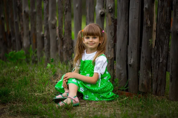 Liten Flicka Sitter Grönt Gräs Garder Solig Sommardag — Stockfoto