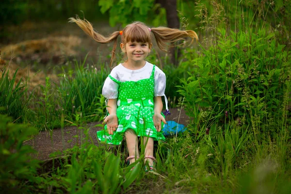 Petite Fille Assise Sur Herbe Verte Dans Observateur Dans Journée — Photo