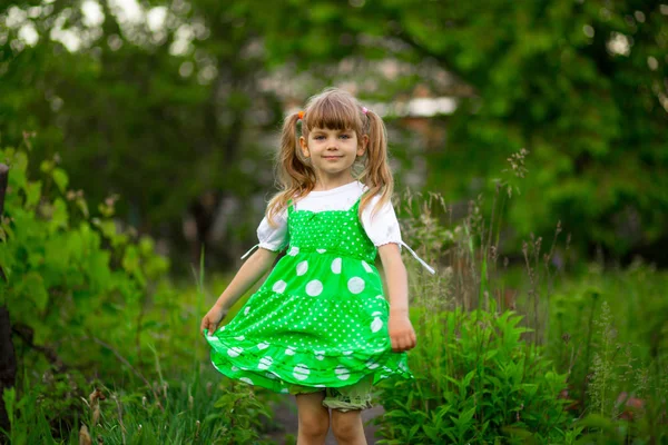 Little Girl Walk Green Garden Sunny Summer Day — Stock Photo, Image