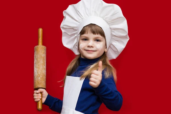 Menina Feliz Uniforme Chef Detém Rolo Pino Isolado Vermelho Chefe — Fotografia de Stock