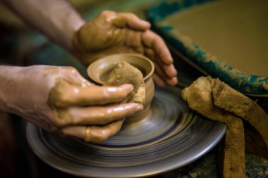 Kil pot closeup sculpts. Modelleme kil yakın çekim. Beyaz adam gemi gündüz Beyaz kil hızlı hareketli çemberde yapma. Sanat, yaratıcılık. Ukrayna, kültürel gelenekleri. Hobiler
