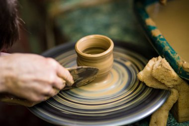 Kil pot closeup sculpts. Modelleme kil yakın çekim. Beyaz adam gemi gündüz Beyaz kil hızlı hareketli çemberde yapma. Sanat, yaratıcılık. Ukrayna, kültürel gelenekleri. Hobiler