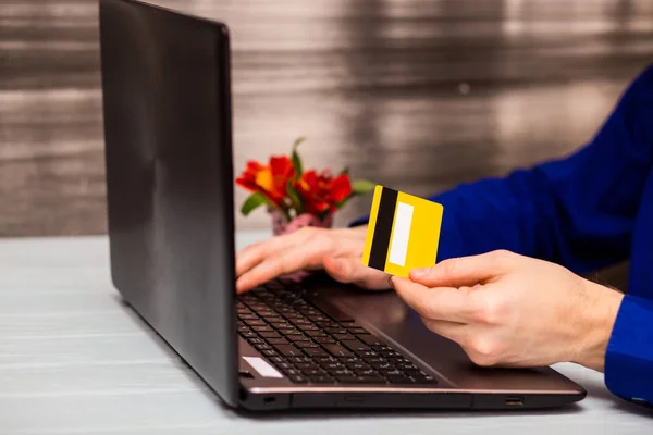Мужчина Держит Кредитную Карту Руке Вводит Код Безопасности Помощью Клавиатуры — стоковое фото