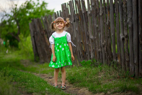 Petite Fille Promenade Dans Jardin Verdoyant Journée Ensoleillée Été — Photo