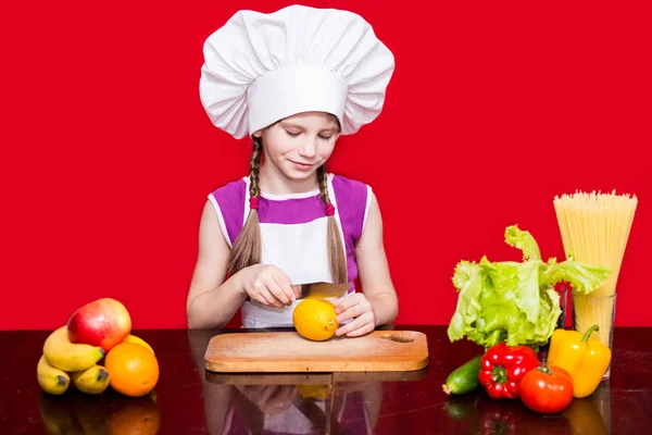 Niña Feliz Uniforme Chef Corta Fruta Cocina Chef Niños Concepto — Foto de Stock