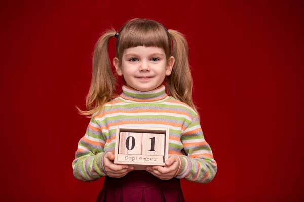 Πορτραίτο Του Χαρούμενα Κοριτσάκι Απομονωθεί Κόκκινη Λαβή Ξύλινη Ημερολογίου Ρυθμίστε — Φωτογραφία Αρχείου