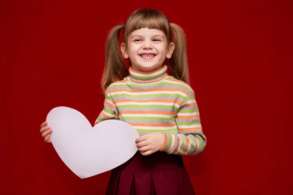 Κρατήστε Πατημένο Πορτρέτο Του Χαρούμενα Κοριτσάκι Απομονωθεί Στο Κόκκινο Καρδιά — Φωτογραφία Αρχείου