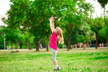 Küçük kız oyun disk hareket, uçan ile boş zaman etkinliği yaz Park oyun