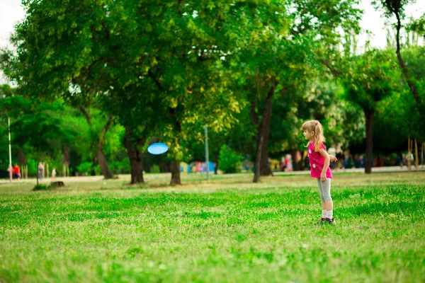 少女が夏の公園でレジャー活動をプレイに動き ディスクを飛んで遊んでください — ストック写真