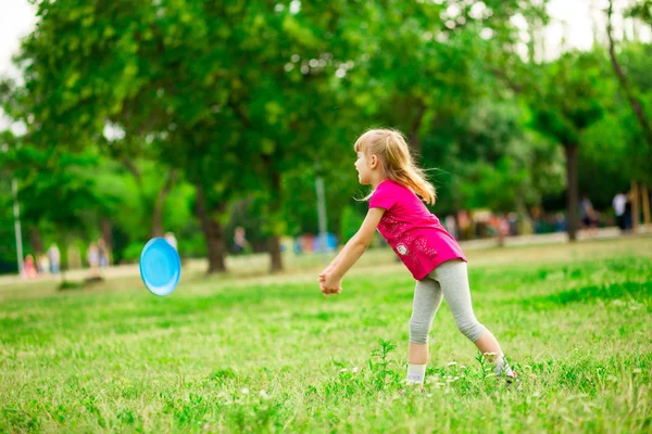 Niña Jugar Con Disco Volador Movimiento Jugar Juegos Ocio Parque — Foto de Stock