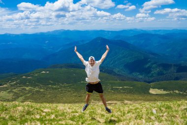 tepenin üstünde tepe-in rahatlatıcı ve güzel dağ Vadisi manzaranın yaz günde adam uzun yürüyüşe çıkan kimse
