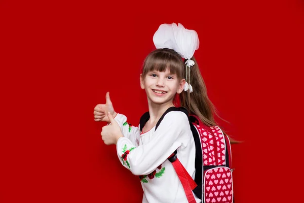 Χαριτωμένο Μικρό Γελαστό Κοριτσάκι Στο Σχολείο Ομοιόμορφη Και Λευκό Τόξα — Φωτογραφία Αρχείου