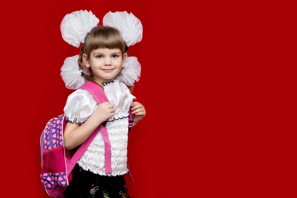 Χαριτωμένο Μικρό Γελαστό Κοριτσάκι Στο Σχολείο Ομοιόμορφη Και Λευκό Τόξα — Φωτογραφία Αρχείου
