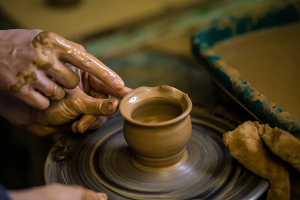 Close Mãos Oleiro Avental Fazendo Vaso Barro Foco Seletivo Fazendo — Fotografia de Stock