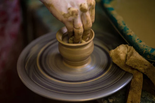 在围裙上的波特手 从粘土做花瓶 选择性的焦点 一起做 陶轮陶瓷壶制作的波特教学观 — 图库照片