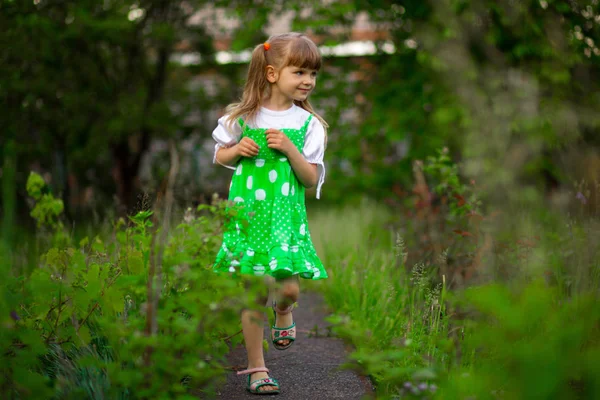 Malá Holčička Chodí Zelené Zahradě Slunečný Letní Den — Stock fotografie