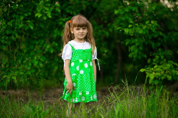 Passeggiata Bambina Giardino Verde Nella Soleggiata Giornata Estiva — Foto Stock