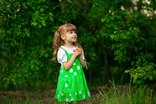 Little Girl Walk Green Garden Sunny Summer Day — Stock Photo, Image